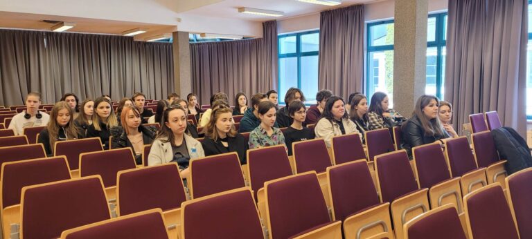 Udział uczniów w wykładach i warsztatach w języku angielskim na Uniwersytecie Łódzkim