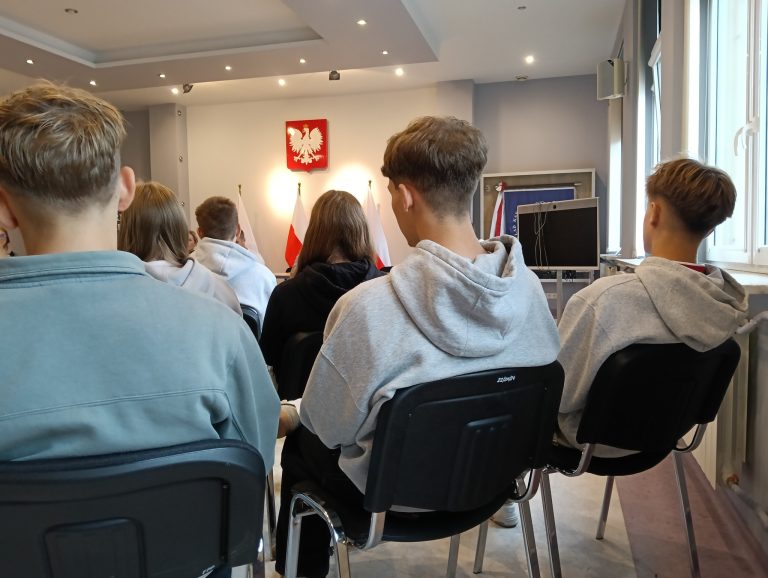 Klasa I b na warsztatach profilaktycznych w Zakładzie Karnym w Łowiczu w ramach Tygodnia Przeciwdziałania Przemocy Rówieśniczej