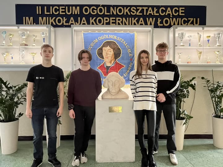 Czwórka uczniów z awansem do okręgowego etapu XXIV edycji Olimpiady Znajomości Afryki.