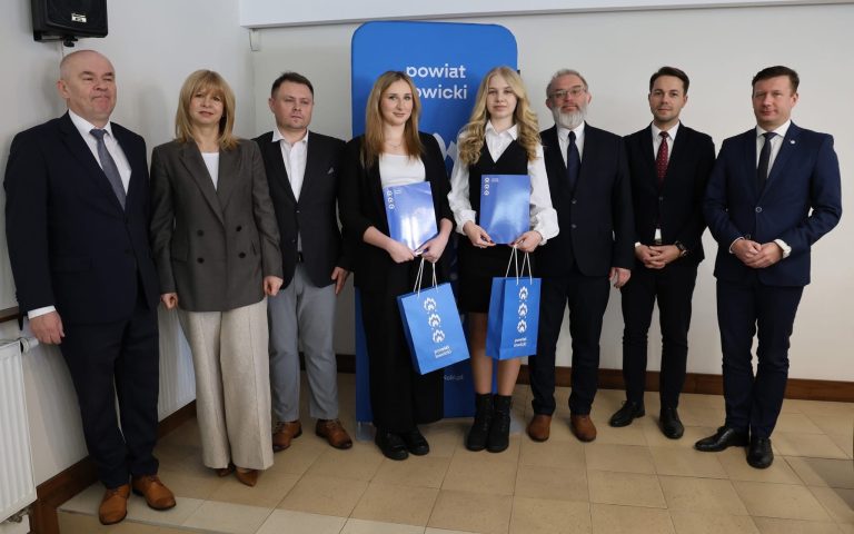 Gratulacje dla naszych uczennic podczas XXVI Sesji Rady Powiatu Łowickiego
