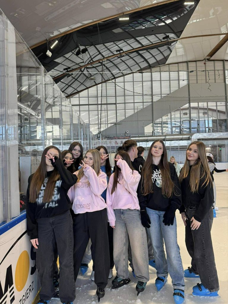 Integracyjny wyjazd na lodowisko klas 2c i 2d